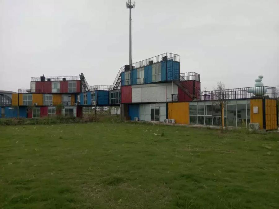 old shipping container house 2.jpg